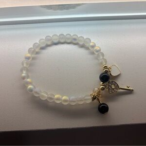 📦5/$25📦 Elegant Gold and White Beaded Charm Bracelet